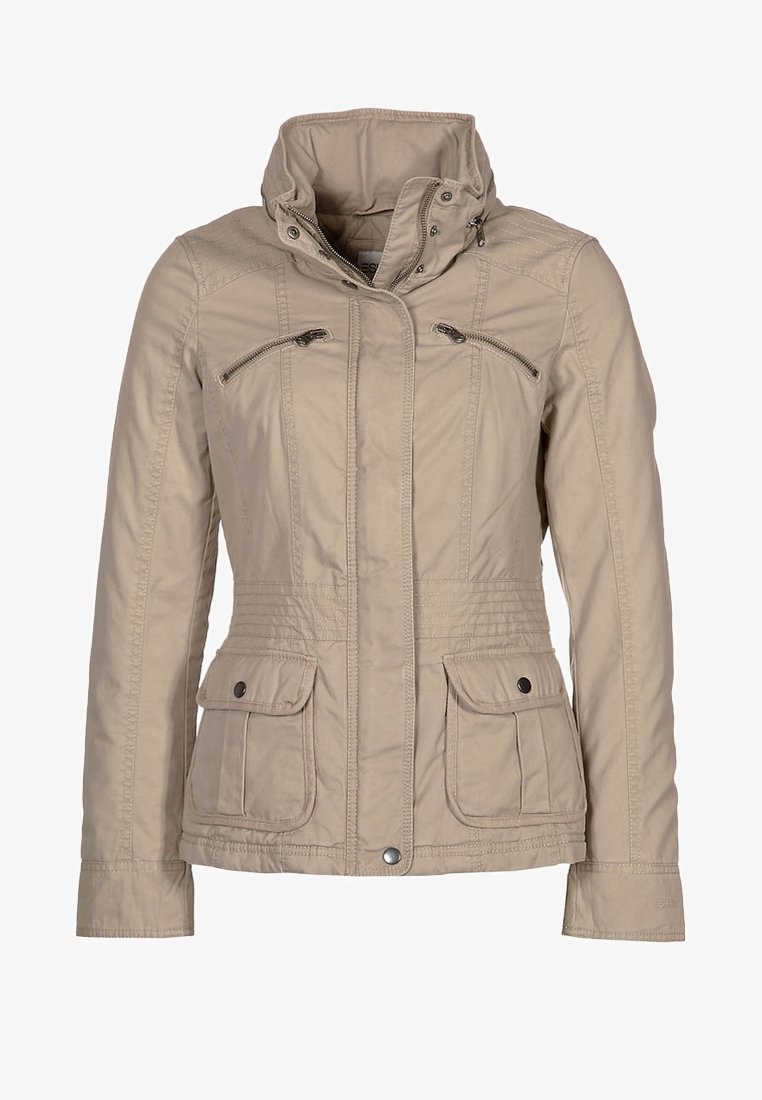 Beige afslappet jakke med høj krave, frontlynlås, to brystlommer med lynlås og to klaplommer med trykknapper ved hoften.