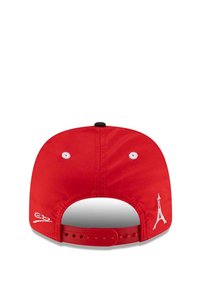 Czerwony czapka z czarną zapiętą klamrą, haftowanym detalem Wieży Eiffla w białym kolorze oraz białymi oczkami z tyłu dla wentylacji.