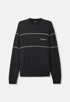Pull en maille bleu marine à manches longues, avec des rayures horizontales blanches et un logo sur la poitrine gauche. Poignets et ourlet côtelés.