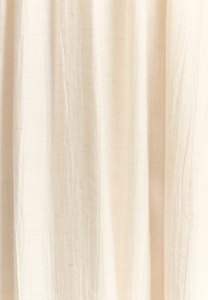 Rideau beige clair en tissu texturé, présentant de douces plis et un tissage naturel, légèrement irrégulier avec des nœuds subtils.