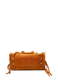 Pomarańczowa skórzana torba o prostokątnym kształcie, z teksturowanym wykończeniem, górnym uchwytem, zamknięciem na zamek oraz ozdobnymi frędzlami po bokach.