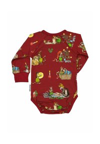 Punainen pitkähihainen potkupuku, jossa on piirroskuvia hahmoista ja eläimistä, jotka osallistuvat erilaisiin aktiviteetteihin tummaa taustaa vasten.