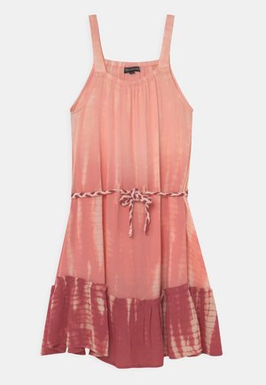 Różowa sukienka bez rękawów z efektem tie-dye, plecionym paskiem w talii i falbaniastym obszyciem w ciemniejszym odcieniu różu na białym tle.