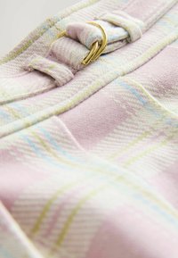 Tissu à carreaux rose clair avec des accents verts et bleus. Comprend un détail de boucle en or et une texture douce.