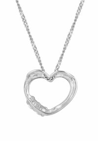 Srebrny naszyjnik z zawieszką w kształcie serca o otwartym wzorze i gładkiej fakturze, zawieszony na łańcuszku z płaskich ogniw. Styl minimalistyczny i nowoczesny.