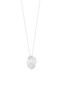 Zilveren ketting met een ovale iriserende hanger met een bloemen uitsnijding en een klein helder kristal detail.