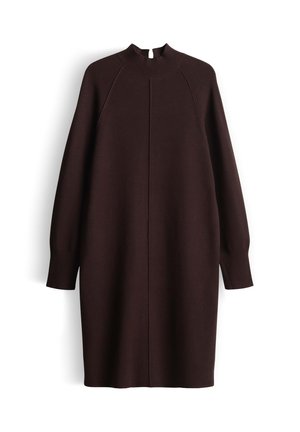 Abito marrone lavorato a maglia con collo alto a coste, maniche raglan e silhouette dritta. Presenta uno spacco posteriore per facilitare il movimento.