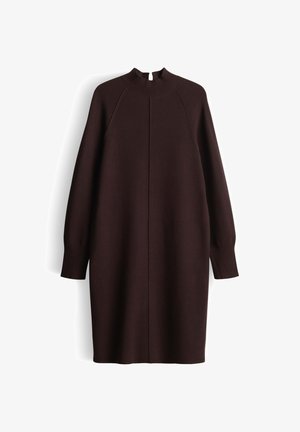 Abito marrone lavorato a maglia con collo alto a coste, maniche raglan e silhouette dritta. Presenta uno spacco posteriore per facilitare il movimento.