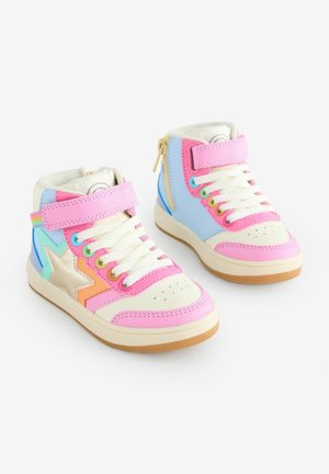 Zapatillas altas que combinan materiales sintéticos en tonos rosa, azul y crema, con acentos multicolores, cordones blancos y cremalleras laterales.