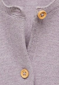 Cardigan tricotat de culoare mov deschis, cu decolteu în V, două nasturi din lemn cu un model încrucișat și un design cu texturi.