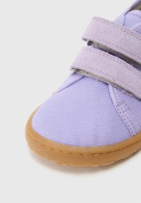 Scarpa in tessuto viola con due strap regolabili in velcro, tomaia testurizzata e suola in gomma marrone, con dettagli di cucitura lungo i bordi.