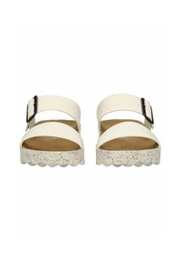 Bílé platformové sandály se dvěma širokými pásky, detaily černého spony a hnědou texturovanou stélkou; zvlněná, tečkovaná podešev.