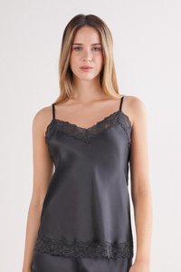 Sort satin camisole med blonder langs udskæringen og kanten, justerbare stropper og en glat, blank tekstur.