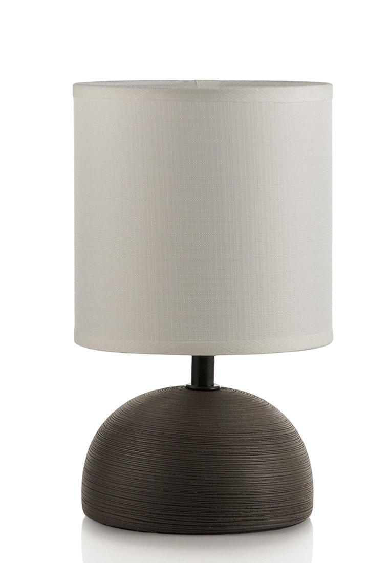Lampada da tavolo con base rotonda e texture scura, e paralume cilindrico in tessuto bianco. Presenta un design semplice con uno stelo centrale nero.