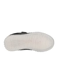 Sole di scarpe sportive nere con fondo in gomma bianca testurizzata. Presenta una superficie liscia con scanalature per la presa e un design flessibile.