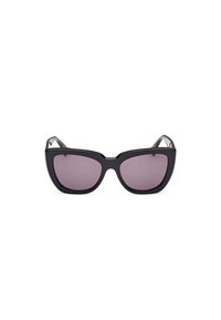 Occhiali da sole neri a forma di occhio di gatto con lenti viola. Presentano montature in plastica spessa e angoli appuntiti distintivi. Nessun dettaglio di branding visibile.