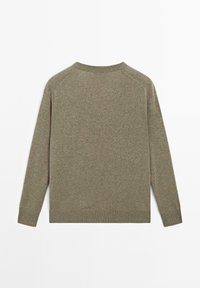 Olivgrüner, gestrickter Pullover mit geripptem Rundhalsausschnitt und Saum, ausgestattet mit langen Raglanärmel und einer texturierten Oberfläche aus weichem Material.