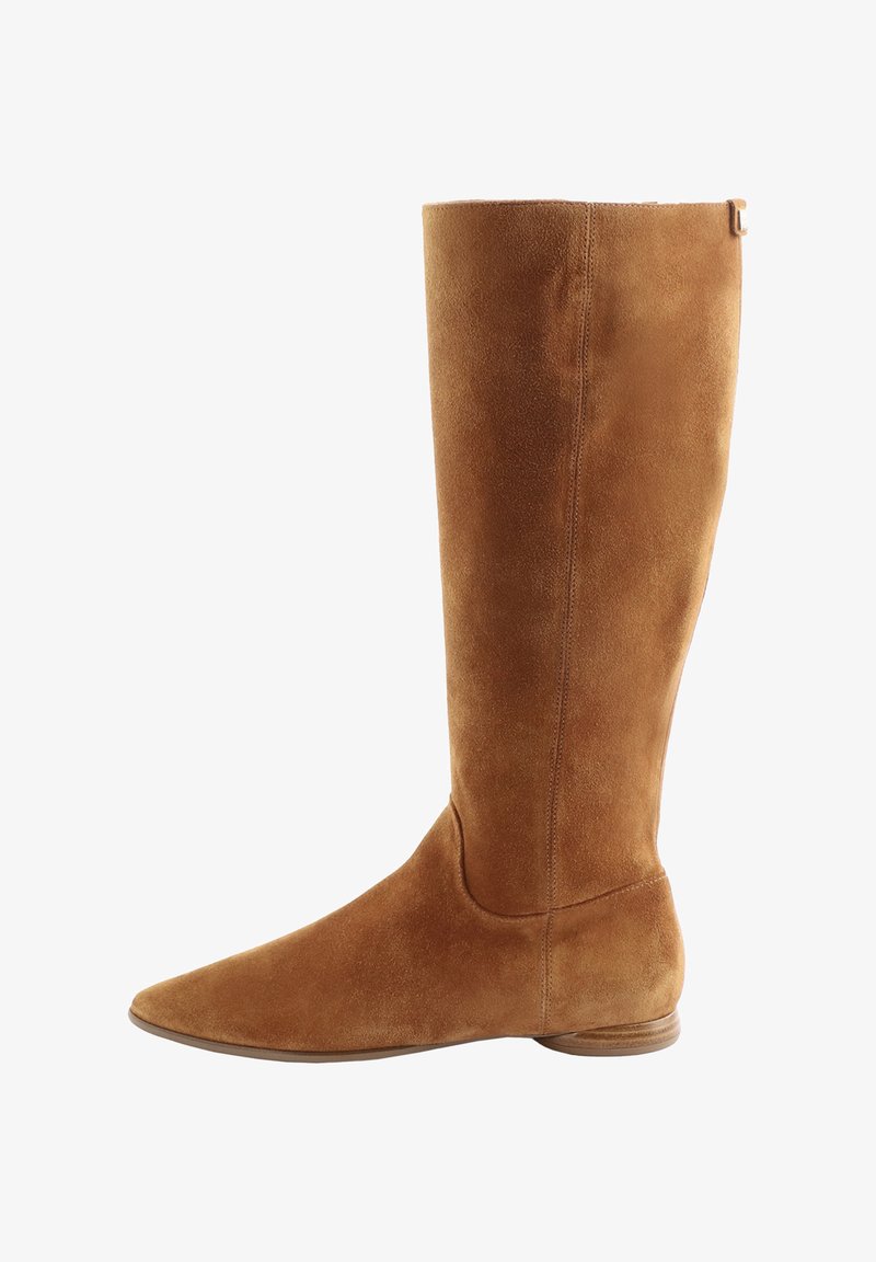 Bottes en suède marron hauteur genou avec un bout pointu et une texture lisse, présentant un design simple et un petit talon.