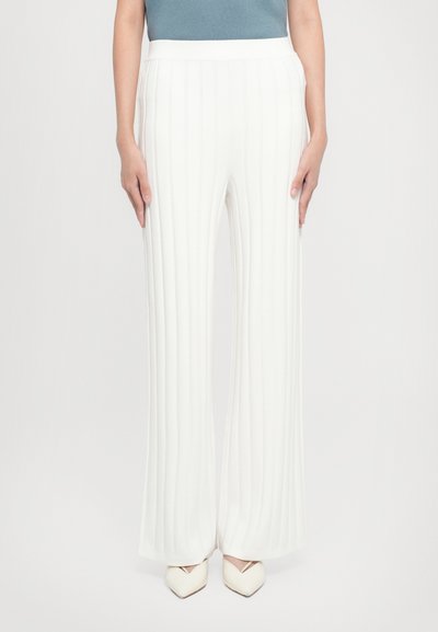 Pantalones plisados blancos con un diseño de pierna ancha. Fabricados con una tela suave, presentan una textura lisa y una cinturilla elástica.