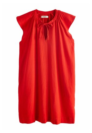 Robe en lin rouge avec de courtes manches chauve-souris, encolure froncée et un détail en trou de serrure lié à l'avant. Coupe ample et longueur genou.