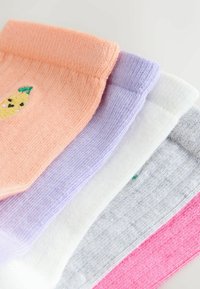 Cuatro pares de calcetines infantiles en colores durazno, púrpura, blanco, gris y rosa, con un bordado de piña en el calcetín durazno. Material tejido texturizado.