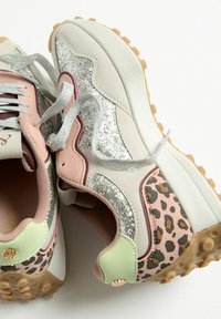 Zapatillas gris claro con detalles de brillo, detalles en rosa y estampado de leopardo, con una suela texturizada y cordones reflectantes.