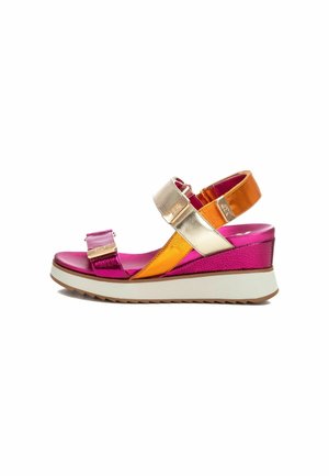 Sandalias de cuña con materiales sintéticos en rosa, dorado y naranja. Dos correas ajustables, acentos texturizados y una suela de goma blanca.