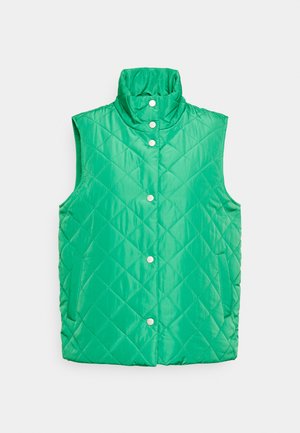 Colete verde acolchoado com gola alta, apresentando fechamento por botão de pressão e bolsos laterais. O material é brilhante e leve.