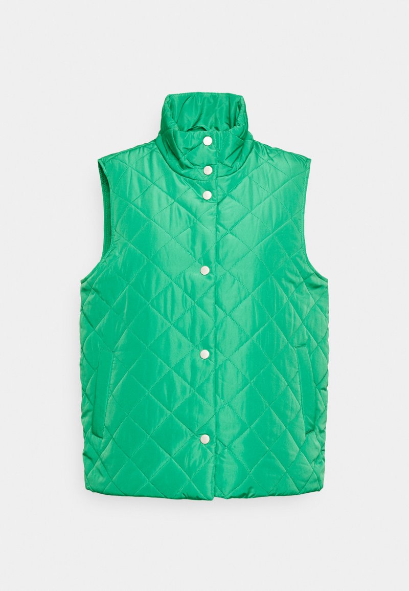 Colete verde acolchoado com gola alta, apresentando fechamento por botão de pressão e bolsos laterais. O material é brilhante e leve.