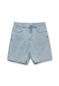 Bermudas de mezclilla de color azul claro con corte recto, que cuentan con cinco bolsillos, un cierre frontal con botón y un ligero desvanecimiento en toda la tela.