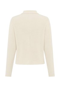 Flødefarvet strikket sweater med lange ærmer, ribbet struktur og en lille krave, vist bagfra på en hvid baggrund.