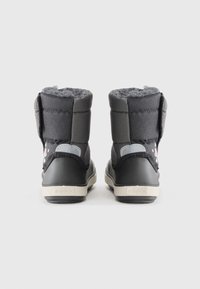 Bottes d'hiver noires avec un dessus en tissu texturé, un col doublé en fourrure et une semelle en caoutchouc. Dotées de fermetures ajustables et d'un détail latéral coloré.
