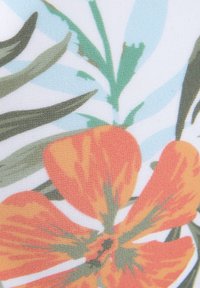 Tessuto floreale con fiori arancioni vivaci e foglie verdi su uno sfondo bianco, caratterizzato da una texture morbida e da un delicato motivo blu.