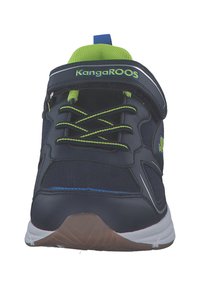 Marineblaue Sportschuhe mit Netzpaneelen, leuchtend grünen Akzenten, flachen Schnürsenkeln, gepolstertem Kragen und Gummisohle. Mit Markenlogo an der Seite.