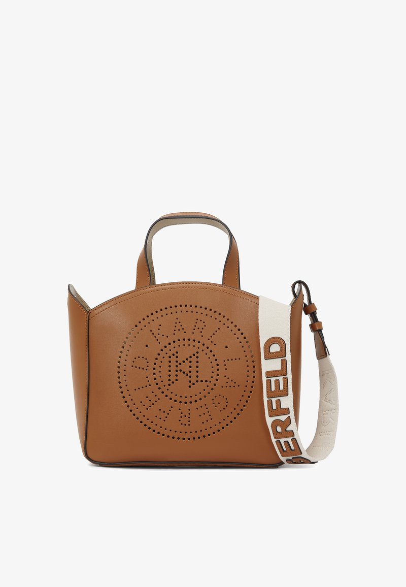 Sac fourre-tout en cuir marron avec un design circulaire perforé. Il dispose de deux poignées et d'une bandoulière amovible avec le texte "KARL LAGERFELD". Texture lisse.