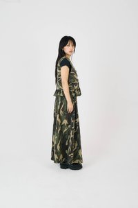 Top fără mâneci cu imprimeu camuflat, cu tiv peplum, asortat cu o fustă maxi. Încălțăminte chunky neagră, prezentată din lateral.