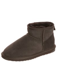 Braune Wildleder-Ankle Boots mit weichem Innenfutter, abgerundeter Schuhspitze und gestickten Details. Mit einer niedrigen Gummisohle für zusätzlichen Komfort.