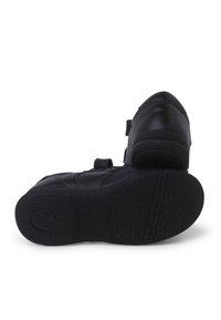 Calzature nere in pelle, caratterizzate da una tomaia liscia, una suola in gomma con texture e delle fasce in Velcro per la chiusura e la regolazione.