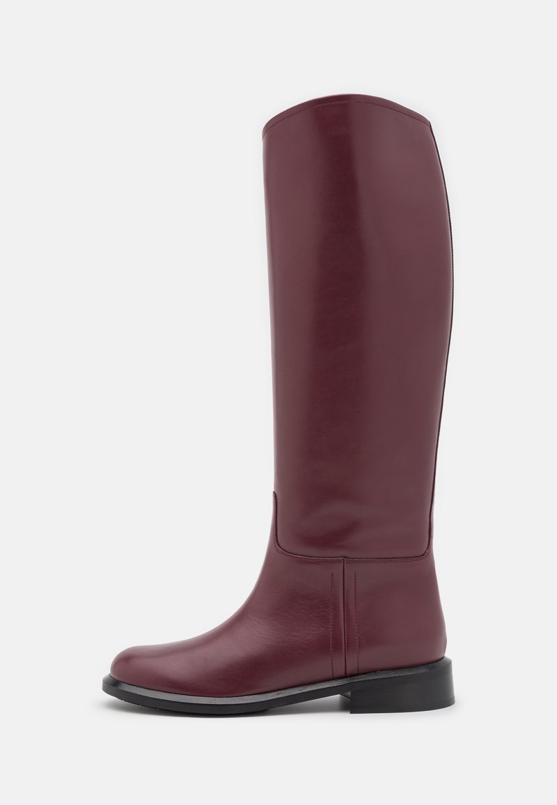 Knöchelhoher bordeauxroter Lederstiefel mit glatter Textur, runder Zehenform und niedrigem schwarzen Absatz. Verfügt über einfache Nähte an den Seiten.