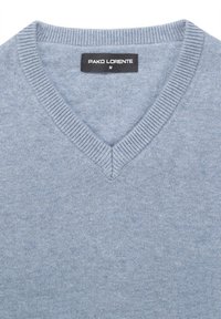 Jasnoniebieski sweter z dzianiny z dekoltem w serek, ściągaczami przy mankietach i u dołu. Zawiera metkę z napisem "PAKO LORENTE" oraz rozmiarem "M". Miękka faktura.