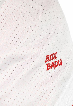 Tela blanca perforada con pequeños agujeros y texto rojo "BIDI BADU" impreso en la parte inferior derecha.