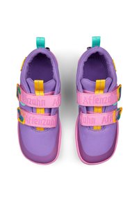 Lila und rosa Kinderschuhe mit einer strukturierten Oberseite, zwei verstellbaren Riemen und bunten Akzenten. Leichtes Design mit Gummisohlen.