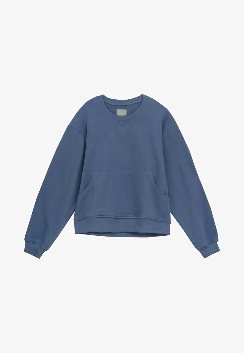 Niebieski sweatshirt z okrągłym dekoltem, długimi rękawami, ściągaczami na końcach rękawów, kieszenią z przodu oraz luźnym krojem. Wykonany z miękkiej, teksturowanej tkaniny.