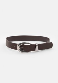 Cintura in pelle marrone con una fibbia in metallo argentato spessa, caratterizzata da una superficie liscia e un'estremità arrotondata, progettata per una vestibilità regolabile.