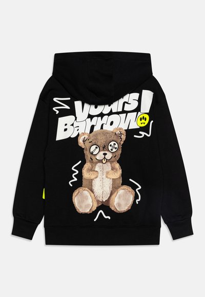 Felpa nera con cappuccio che presenta una grande grafica di un orsacchiotto di peluche con occhi a bottone, dettagli cuciti e elementi testuali giocosi sul retro.