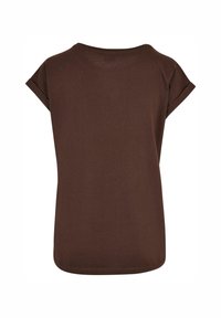 Braunes T-Shirt mit kurzen Ärmeln aus weicher Baumwolle. Verfügt über einen runden Ausschnitt, leicht umgeschlagene Ärmel und einen abgerundeten Saum am unteren Ende.