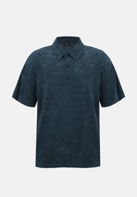 Σκούρο μπλε πόλο με κοντά μανίκια από υφή υφάσματος, τρεις κουμποτρύπες και κλασικό γιακά, εμφανίζεται σε απλό ανοιχτό φόντο.