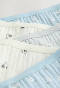 Trīs auduma gabali ar gaiši zilu, krēmkrāsas un pelēku krāsu. Teksturētas svītras un mazi drukāti ziedu un lāču raksti. Mīkstas malas.