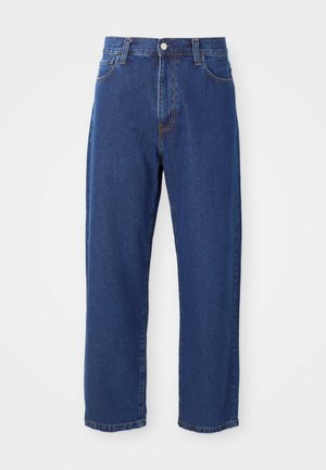 Jean de cintura alta em azul, feito de denim, com um corte reto, costuras visíveis e fecho frontal com botão.