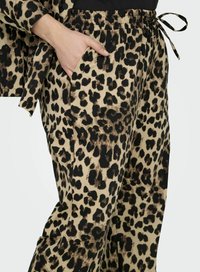 Luipaardprint broek in beige en zwart, met een elastische tailleband, trekkoordsluiting en zijzakken. Vriendelijke stofstructuur.